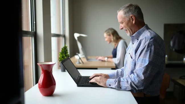 Älterer Mitarbeiter im Büro